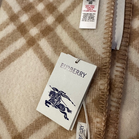 Burberry scarf - Picture 4 of 8